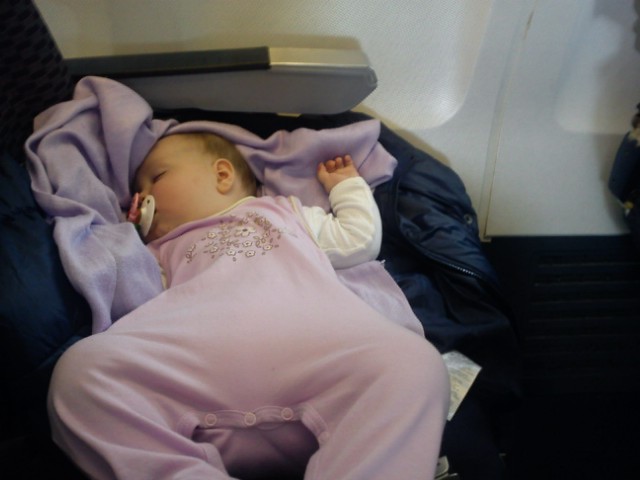 И так тоже можно спать в самолете...