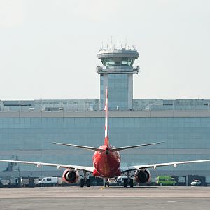 Красный самолет. Вид с перрона аэропорта Домодедово